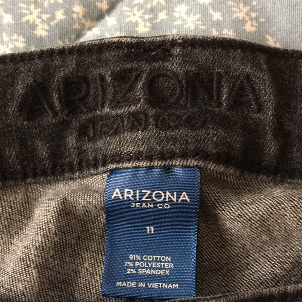 ARIZONA woman’s ripped jeans size 11 - Picture 7 of 8